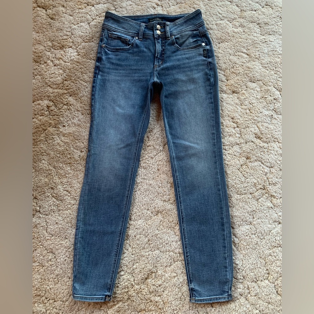 EUC Silver Jeans Co Medium Blue Lite Distressing Skinny Leg Jeans size 27x29
